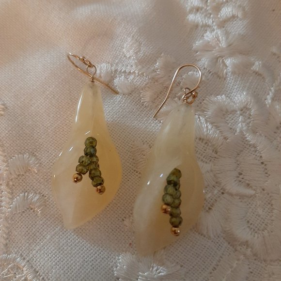New Calla Lily Chalcedony Earrings - Picture 1 of 2